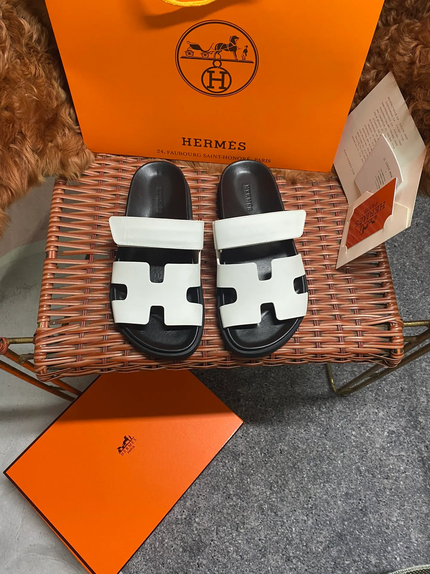 👟👟Ex-factory price 480👟👟 Women's Shoes Women's Clothes Women's Shoes Women's Clothes Women's Shoes Factory H HERMES Men's and women's same style, the couple's second uncle shoes that have become very popular recently - sandals, paired with various colorful socks, very popular ✅Upper: imported mixed sheepskin, deerskin ✅Inner lining: imported mixed sheepskin ✅Outsole: T👟👟Ex-factory price u non-slip and wear-resistant outsole ✅Size: Female 35-42. Male 38-46